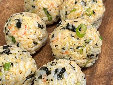 Essen, Seaweed Rice Balls Recipe, Crab Meat And Rice Recipe, Rice Ball Appetizers, Crab And Rice Balls, Crab Meat Rice Balls, Seafood Rice Balls, Veggie Rice Balls, Crab Rice Balls Recipe