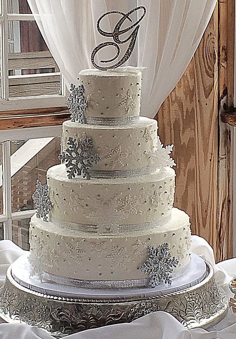 Buttercream design of sanding sugar and snowflakes Winter Snowflake Cake, Snow Wedding Cake, Winter Wonderland Cake Ideas, Winter Wonderland Wedding Cake, Quinceanera Winter Wonderland, Snowflake Wedding Cake, Winter Wonderland Wedding Cakes, Quince Blue, Sweet 16 Winter Wonderland