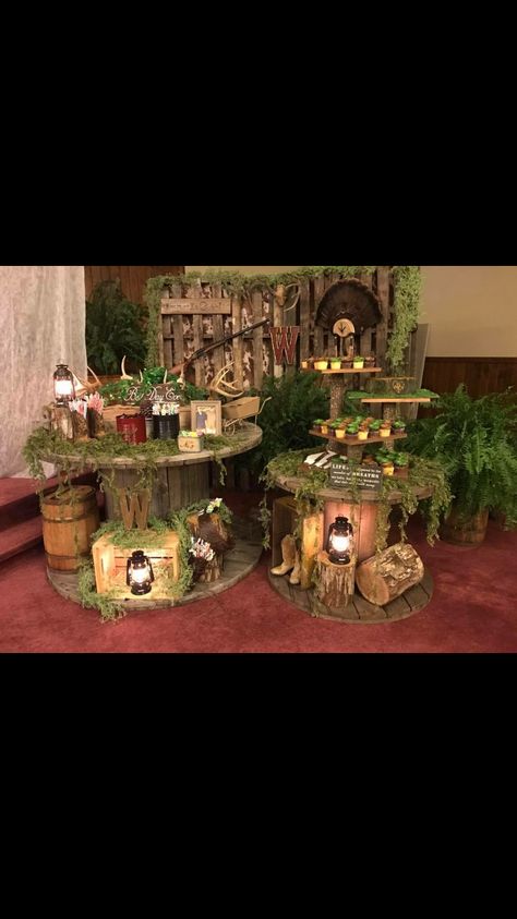 Duck Hunter Grooms Table, Grooms Table Hunting Theme, Grooms Table Ideas Duck Hunting, Duck Hunting Table Centerpieces, Bayou Decorations Swamp Party, Grooms Table Ideas Hunting, Men Table Decorations, Hunting Grooms Table, Grooms Table Ideas Rustic