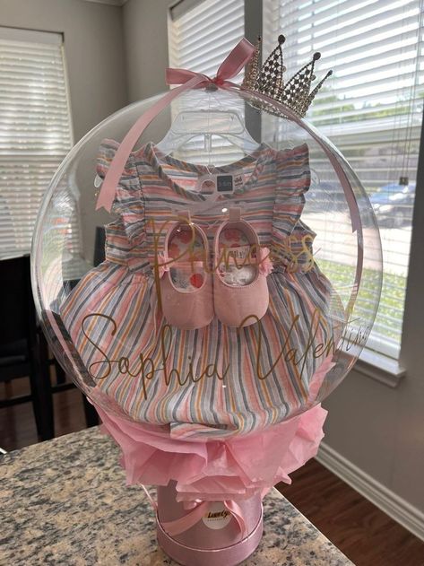 New Born Baby Girl Gifts Idea, Balloon Hamper Ideas, New Born Baby Gifting Idea, Gift Balloon Ideas, Surprise Balloon Box Ideas, Gift In Balloon, Ballon Gifts Ideas, Regalos Para Baby Shower Ideas, Hampers Baby Born