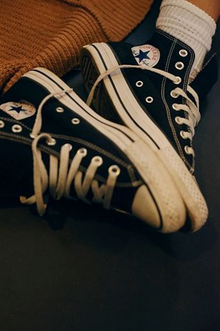 Trendy Shoes For Men, Hi Top Converse, Converse Aesthetic, High Top Chucks, Converse Trainers, Best Shoes For Men, Black Converse, I'm With The Band, Best Running Shoes