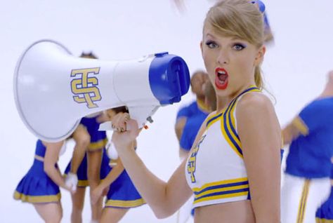 Taylor Swift shat in a yellow bucket and Canada took it to Number One Lizzie Mcguire Movie, Taylor Swift Music Videos, Hollaback Girl, Gil Scott Heron, Taylor Swift Music, Taylor Swift 1989, Taylor Swift Hair, Engagement Announcement, Taylor Swift Album