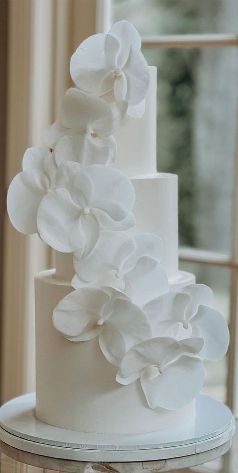 Wedding Cake Orchid Flowers, Modern White Wedding Flowers, Wedding Cake 2024 Trends, Wedding Cakes Modern Elegant, Cake Wedding Elegant, White Modern Wedding Cake, Wedding Cake 2024, White Timeless Wedding, Timeless Wedding Cake