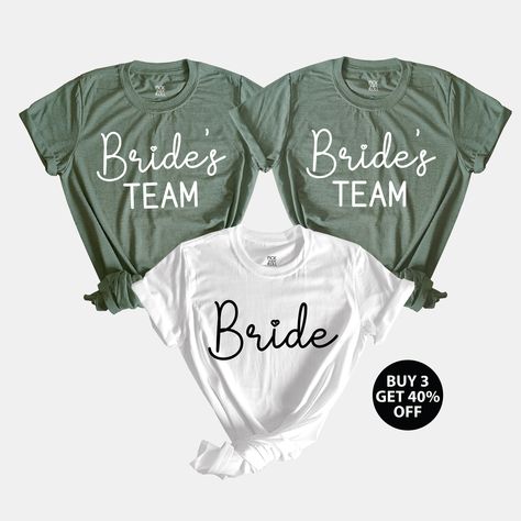 Team Bride Tshirt Ideas, Bridesmaid T Shirt, Bridesmaid Shirt Ideas, Bridesmaid Tshirt Ideas, Bride T Shirts, Team Bride Shirts Bachelorette, Plaas Troue, Bride And Bridesmaid Shirts, Bride Bachelorette Shirts