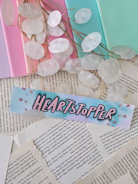 ✨HEARTSTOPPER BOOKMARK✨ This bookmark is designed and created for all the Heartstopper addicts! TASSEL: You can now choose the option to get a tassel added to your bookmark! Please inform me within the text box which tassel you want which your bookmark! Please add the corresponding number. COLORS: Every bookmark has its own watercolor background! SPECIFICATIONS: The bookmarks are printed on 350 grams inverto creato paper, making the colors pop and bookmark sturdy! The paper is of premium quality. The bookmark is always laminated. SIZES: The bookmark is 45mm x 210mm. INQUIRIES: If you have any questions concerning the bookmarks or your order, feel free to contact me! I will answer your question ASAP :) You can reach me by messaging me on Etsy or messaging me on my Instagram @bookdragonmarit Heartstopper Bookmark, Heart Stopper, Paper Making, Text Box, Book Accessories, Wedding Basket, Watercolor Background, Holiday Festival, Favorite Books