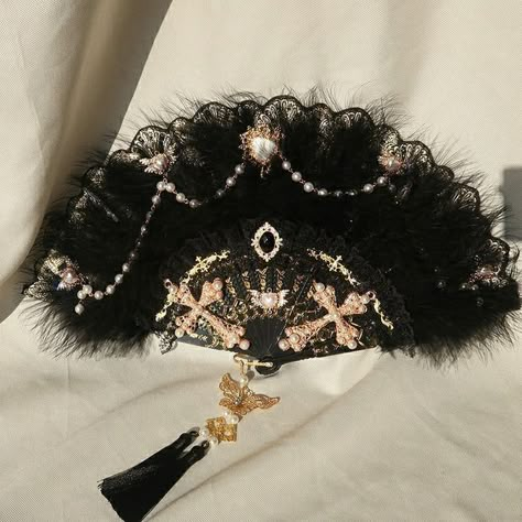 Fancy Assesories, Black Feather Accessory, Weaponized Fans, Pretty Accessories Aesthetic, Black Aesthetic Accessories, Folding Fan Aesthetic, Accessories Drawing Reference, Black Princess Art, Oc Accessories