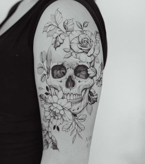 Ivy Tattoos, Pretty Skull Tattoos, Floral Skull Tattoos, Tattoo Crane, Skull Tattoo Flowers, Feminine Skull Tattoos, Skull Sleeve Tattoos, Skeleton Tattoos, Flower Tattoo Shoulder