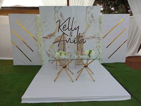 White And Gold Backdrop Ideas, White And Gold Photo Backdrop, Gold And White Backdrop, Wedding Table Centerpieces Elegant, Backdrop Inspiration, Coin Photo, Wedding Background Decoration, Wedding Entrance Decor, Wedding Backdrops