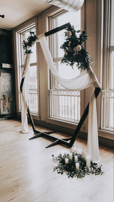 Hexagon Ceremony Backdrop, Wedding Backdrop Design Greenery, Geometric Altar Wedding, Hexagonal Backdrop Wedding, Industrial Wedding Centerpieces Diy, Back Drop For Wedding Table, Black Hexagon Wedding Arch, Rustic Wedding Ceremony Backdrop, Wedding Arbor Octogon