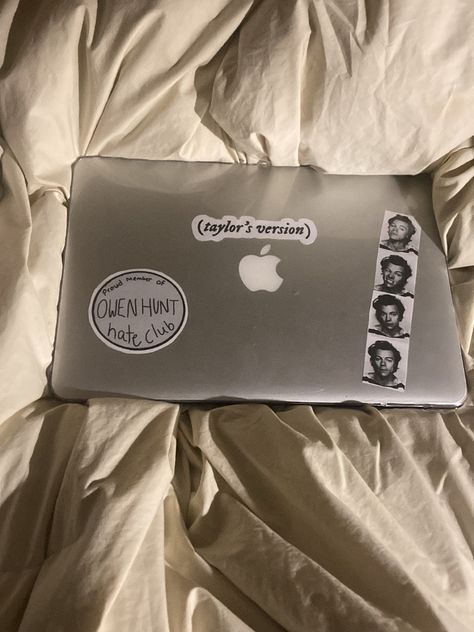 Macbook Air Case Aesthetic Stickers, Mac Stickers Aesthetic, Macbook Aesthetic Stickers, Macbook Aesthetic Case, Chromebook Aesthetic, Macbook Air Aesthetic, Laptop Decoration Ideas, Macbook Layout, Macbook Case Aesthetic