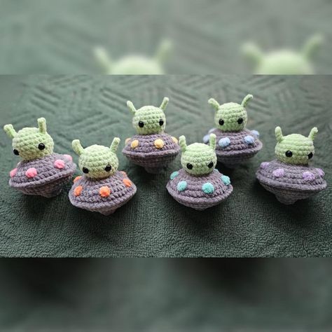 These cute little alien UFOs are made with chenille yarn and are super soft and squishy. They come in a variety of colors as well. Crochet Alien Keychain, Alien Crochet Pattern Free, Amigurumi Alien, Crochet Alien, Crochet Presents, Fil Chenille, Crochet Bouquet, Cute Alien, Chenille Yarn