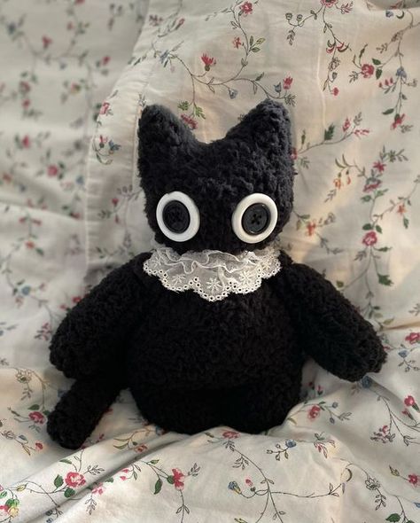 Creepy Stuffed Animals, Handmade Plushies, Cute Sewing Projects, Sewing Stuffed Animals, Into Fashion, Fun Crochet Projects, Cat Plush, Cute Stuffed Animals, Creepy Cute