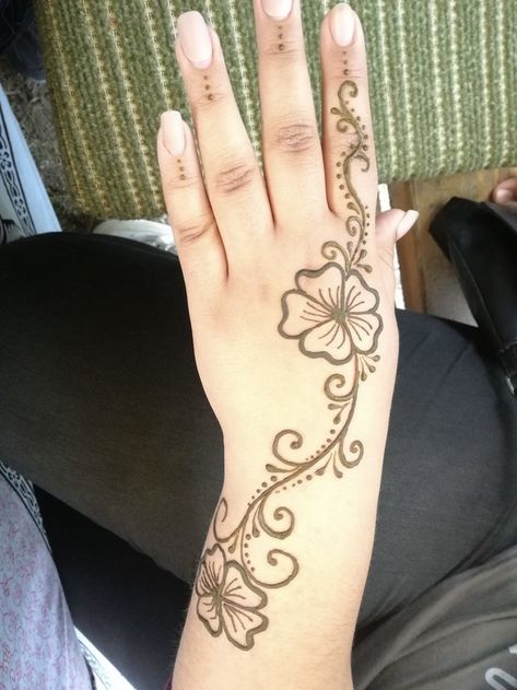 Easy Henna Designs On Leg, Henna Design Ideas Hand, Hannah Ideas Hand, Simple Hand Tattoos For Women, Henna Arm Designs, Leg Henna Tattoo, Henna Arm Tattoo, Hanna Design, Henna Designs Easy For Beginners