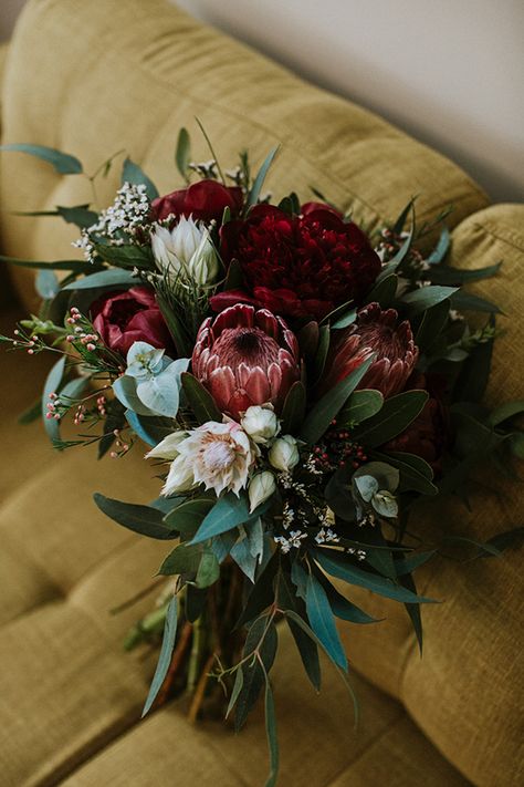 Eucalyptus Wedding Bouquet, Protea Wedding, Wedding Flower Trends, Boda Diy, Red Bouquet Wedding, Knot Tying, Sisters Wedding, Red Bouquet, Hill Wedding