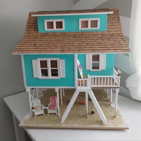 Earth N Tree Miniatures (@earthandtreeminiatures) • Instagram photos and videos Beach House Dollhouse, Small Beach Bungalow, Beach Dollhouse, White Christmas Village, Barbie Beach House, Miniature Beach House, Miniature Beach Scene, Dollhouse Remodel, Cardboard Doll