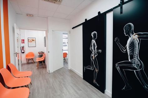 Physiotherapy Room, Chiropractic Office Design, Massage Room Design, Doctor Office Design, Studio Medico, Healthcare Interior Design, Medical Office Decor, Medical Office Design, Physiotherapy Clinic