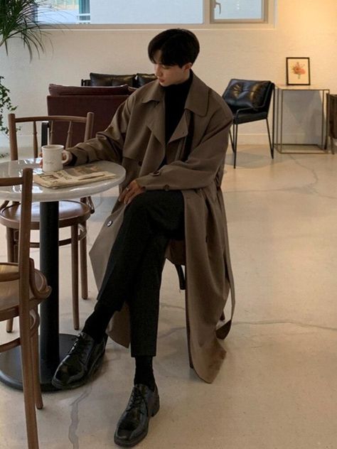 Brown trench, black shirt and shoes and shirt, cool asian guy drinking coffee Casual Trench Coat, Loose Clothes, Clothing Korean, Trench Coat Outfit, Coat With Belt, Guys Clothing Styles, Trench Coat Men, Autumn Casual, Herren Outfit