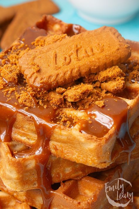 Biscoff Waffles Recipe Stroopwaffle Recipes, Biscoff Sauce Recipe, Cookies And Cream Waffles, Waffle Dessert Ideas, Biscoff Waffles, Unique Waffles, Waffle Flavors, Flavored Waffles, Liege Waffles Recipe