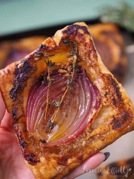 Upside Down Puff Pastry Onion Tart, Cooking Upside Down, Upside Down Tartlets, Onion Tartlets Appetizers, Upside Down Cooking, Upside Down Caramelized Onion Tart, Puff Pastry Upside Down Recipes, Up Side Down Puff Pastry, Onion Pastry Tart