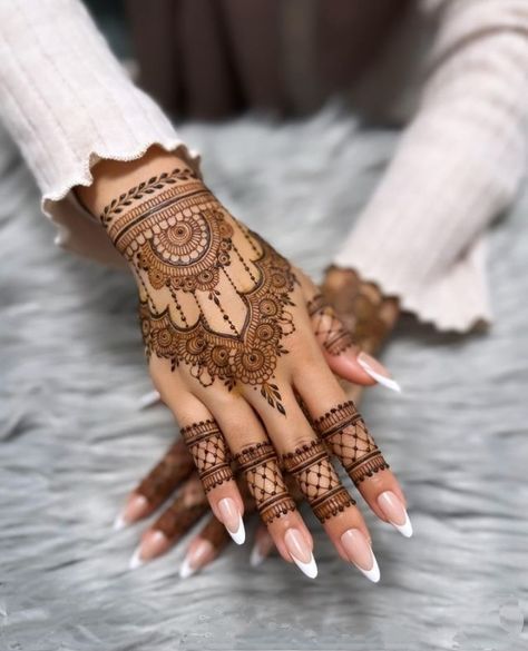 Mehendi Eid Latest Mehndi Designs, Eid Mehndi Designs Right Hand, Heena Eid Design, Short Finger Mehndi Design, Eid Henna Full Hand, Mehndi Ideas For Eid, Mehendi For Eid Front Hand, Gorgeous Mehendi Designs For Eid, Pretty Mehndi Designs For Eid