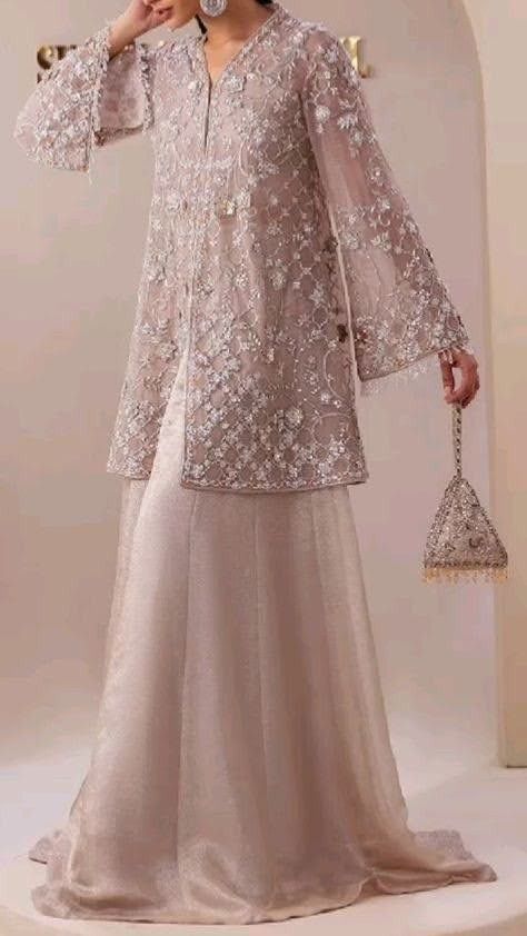 Eid Dress Designs Ideas, Simple Eid Outfits, Pakistani Dress Design Ideas, Dress Pakistani Style, Indian Sharara, Eid Dress Ideas, Eid Outfits Ideas, Mehendi Dresses, Party Wear Outfits