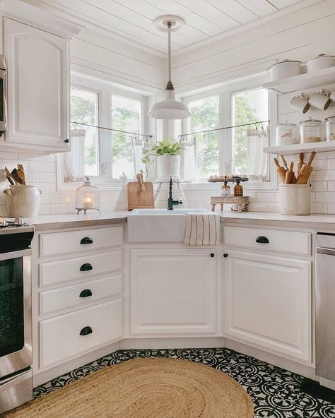 Corner Farmhouse Sink, Kitchen Sink Decor Ideas, Corner Kitchen Sink, Kitchen Sink Decor, Gorgeous Farmhouse, Corner Sink Kitchen, Corner Kitchen, Corner Sink, Kitchen Corner