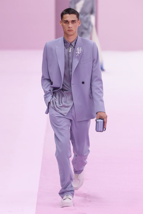 Dior Homme Spring 2020 Purple Fashion Men, Mens Purple Outfit, Purple Outfits Men, Monochrome Outfit Men, Farewell Outfits, Samsung Flip, Purple Suit, Dior Men, Purple Suits