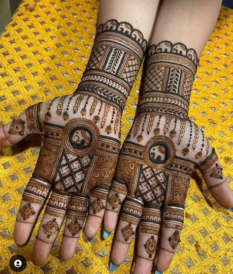 Bridal Mehndi Designs Half Hand, Mehendi Designs For Half Hands, New Mehndi Design 2024 Back Hand, Hand Front Mehndi Designs, Mahendi Designs Latest Back Hand Simple, Sider Mehndi Design Latest, Simple Half Hand Mehndi Design, Half Hand Mehndi Design Latest, Plam Mehandi Designs Simple