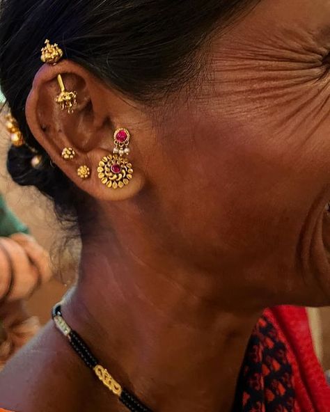 No Borders on Instagram: "#NBarchives: Met these beautiful women in Goa earlier this year who shared stories about their jewellery that’s native to North Karnataka and Maharashtra🦋✨🤎 The jewellery, an heirloom passed through generations, are named after parts of the ear like Bugadi is specific to the helix while the Taluka is specific to the earlobe🌺 The women, once pierced, are meant to wear it through their lifetime🤎" Indian Helix Earring, North Karnataka Jewellery, Helix Piercing Indian, Bugadi Ear Piercing, Desi Ear Piercings, Indian Piercing Ear, Indian Ear Piercing, Bugadi Earrings, Nose Piercing Indian