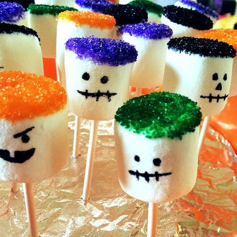 Halloween Edible Crafts, Halloween Marshmallows, Halloween Party Mix, Marshmallow Halloween, Monster Treats, Halloween Snacks For Kids, Postres Halloween, Diy Halloween Treats, Halloween Treats For Kids