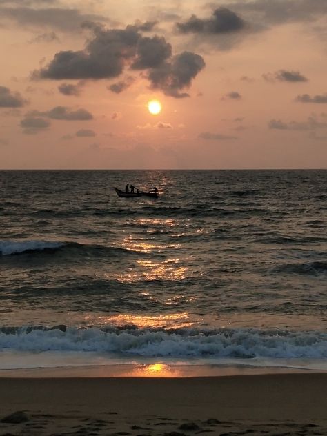 The morning view from Neelankarai beach, Chennai Marina Beach Chennai Photography, Chennai Beach, Beach Video, Green Screen Background Images, Marina Beach, Beach Images, Trippy Wallpaper, Screen Background, Morning View