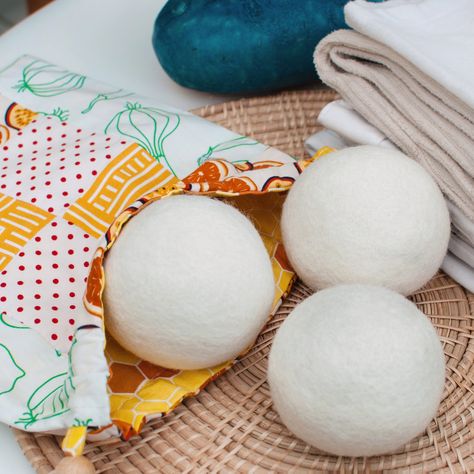 Diy Dryer Balls, Laundry Balls, Wooden Fruit Bowl, Wax Wraps, Diy Wool, Bag Clothes, Dryer Balls, Diy Laundry, Wool Dryer Balls