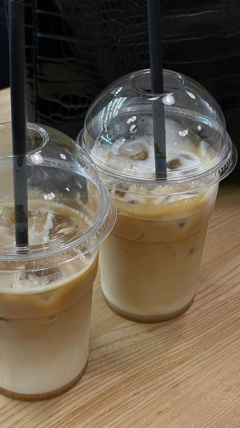 #coffee #besties #break #rainyday Tumblr, Sweet Cafe, Coffee Obsession, Coffee Pictures, Food Vids, Food Picks, Aesthetic Tumblr, Cold Coffee, Iced Latte