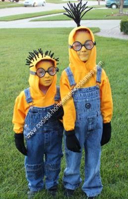 despicable me minion costume- yellow sweatshirt, overalls,black gloves, black shoes,glasses/goggles, gru sign,pipe cleaners, and face paint. i tried this last year came out so cute, but works better on kids because they are smaller and cuter. Halloween Costumes Kids Homemade, Despicable Me Costume, Homemade Minion Costumes, Minion Costumes, Baby Kostüm, Diy Halloween Costumes For Kids, Homemade Costumes, Fantasias Halloween, Theme Halloween