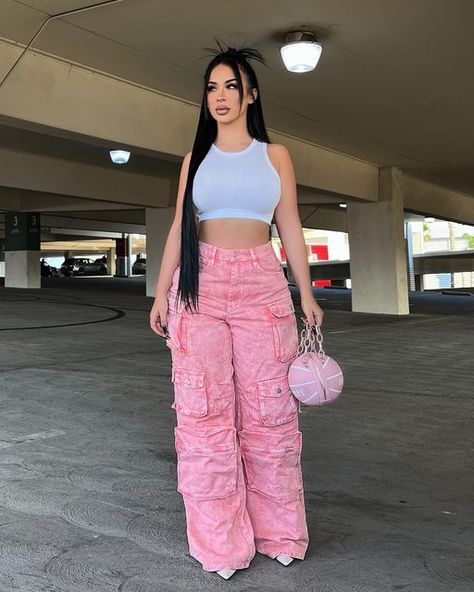 Outfits With Pink Cargo Pants, Pink Cargos Outfit, How To Style Pink Pants, Baddie Fashion Outfits, Fashion Nova Outfits Ideas, Pink Streetwear Outfit, Mummy Jeans, Cute Outfits Baddie, Lily High Rise Cargo Jeans