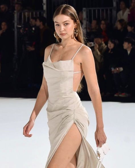 Gigi Hadid rocking a Revealing cream Jacquemus maxi dress with a cotton fabric, ruched, spaghetti straps and flared hem Stile Kendall Jenner, Gigi Hadid Outfits, Gigi Hadid Style, Hadid Style, Looks Street Style, Irina Shayk, Barbara Palvin, Lily Collins, Adriana Lima