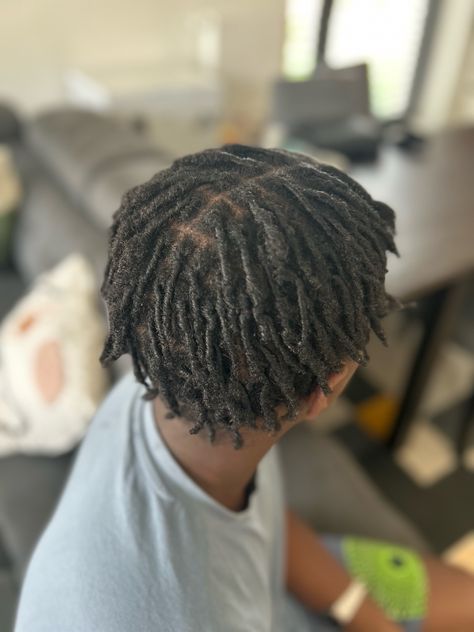 Comb coils Twists au peigne #locstyles Coils Starter Locs Men, Comb Coils 4c Hair, Middle Part Starter Locs, Comb Coils Men, Starter Locs Men Short Hair, Dreds Locs Short Hair, Taper Dreads, Comb Coil Locs, Starter Locs Short Hair