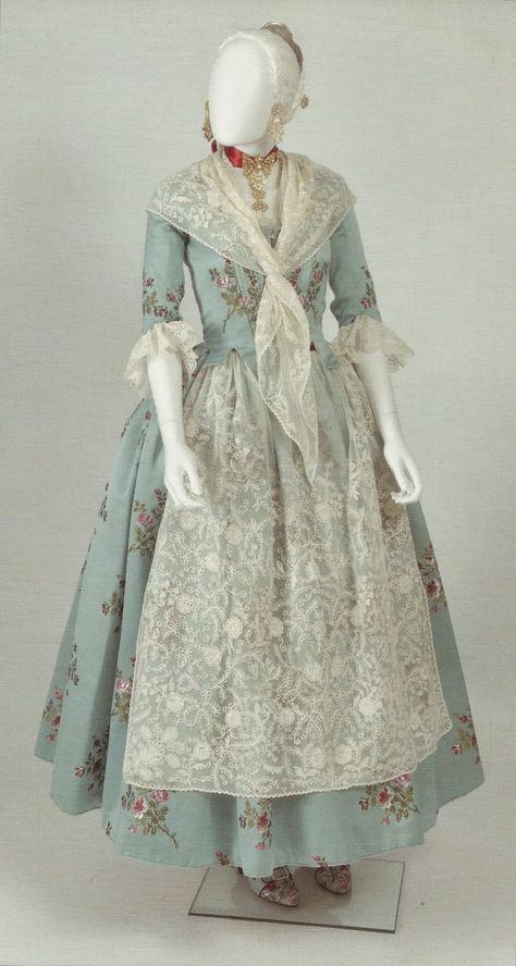 1000+ images about Colonial/18th Century Style on Pinterest | 18th ... Women In History Costumes, History Costumes, Woods Ideas, 1700 Fashion, Costume Inspirations, Colonial Dress, 18th Century Women, Beast Costume, 18th Century Dress