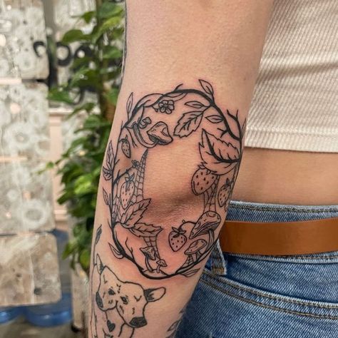 Cottagecore Knee Tattoo, Elbow Wreath Tattoo, Knee Tattoo Heart, Women Elbow Tattoo, Plus Size Tattoo Ideas, Plus Size Tattoo, Plus Size Tattoos, Mushroom Circle, Knee Tattoos