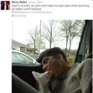 Zayn sleeping and eating Zayn Malik Photos, Zayn Malik Pics, One Direction Pictures, 1d And 5sos, Zayn Malik, Dream Guy, Ed Sheeran, One Direction, His Eyes