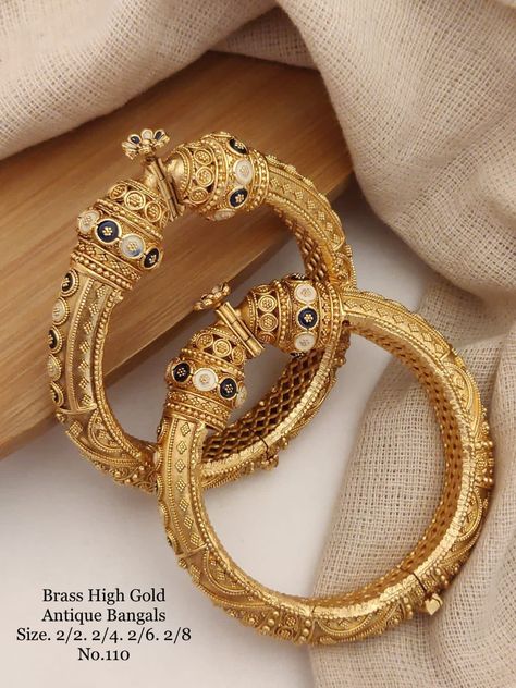 Dulhan Bangles Set, Antique Gold Bangles Design, Kangan Design, Gold Kangan, Wedding Chura, Traditional Bangles, Antique Bangles, Wedding Bangles, Gold Bangles Indian