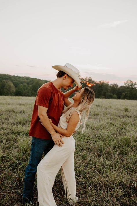 Couples Photography, Couples Poses, Photoshoot Ideas, Western Photoshoot. Payton Urueta Photography. Couples Country Photoshoot, Couples Photoshoot Western, Western Family Photoshoot, Photoshoot Ideas Western, Couple Horse Photography, Cowboy Engagement, Country Couple Photoshoot, Cowboy Photoshoot, Country Couple Photos