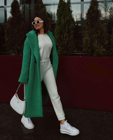 Green Teddy Coat Outfit, Green Coat Outfit Winter, Teddy Coat Outfit Winter, Green Coat Outfit, Green Cardigan Outfit, Curvy Winter Outfits, Modest Winter Outfits, Trendy Winter Fashion, Outfit Elegantes