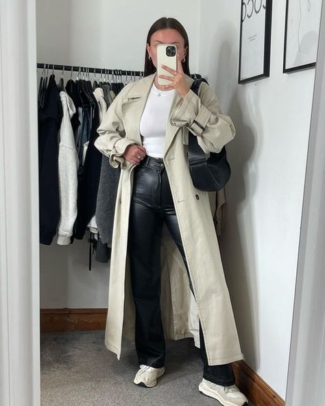 Trench Coat And Trainers Outfit, Beige Leather Trench Coat Outfit, Edgy Trench Coat Outfit, Zara Leather Trench Coat, Cream Leather Trench Coat Outfit, White Leather Trench Coat Outfit, Trent Coat Outfit, Beige Trench Coat Outfit Street Style, Autumn Outfits Trench Coat