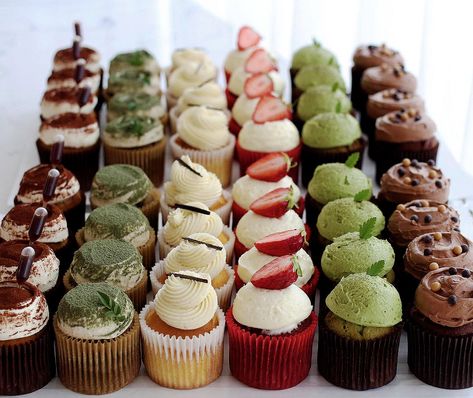 French Cupcakes, Cupcakes Fancy, Gourmet Cupcake, Food Collage, Fruit Cupcakes, Nutella Cupcakes, Tiny Cakes, Pretty Cupcakes, Cupcake Cake Designs