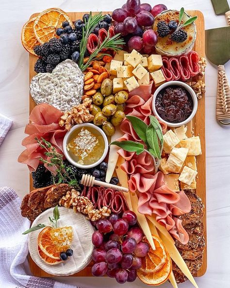 30+ Valentine’s day Charcuterie Boards Perfect For February! - Prada & Pearls Charcuterie Board Meats, Decorações Com Comidas, Charcuterie Inspiration, Charcuterie Platter, Charcuterie Cheese, Snack Board, Party Food Platters, Charcuterie And Cheese Board, Charcuterie Recipes