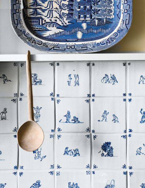 Delft Blue Tiles Kitchen, Delft Bathroom Ideas, Delft Kitchen Ideas, Delft Kitchen Backsplash, White And Blue Tiles Kitchen, English Patterns Traditional, Dutch Tiles Kitchen, Delft Tiles Bathroom, Kitchen English Cottage