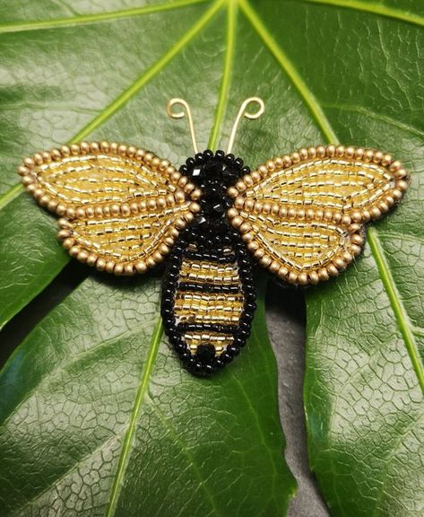 Jewellery Making - Bead embroidery Albert Bee Brooch Kit #BeadingPatterns #SeedBeadPattern #SeedBeadPatternsAnimals #SeedBeadPatternsFlower Beaded Bee Pattern, Bead Embroidery Bag, Beaded Brooch Pattern, Beaded Embroidery Designs, Bead Embroidery Ideas, Beaded Embroidery On Fabric, How To Bead Embroidery, Beaded Bumble Bee, Beaded Bees