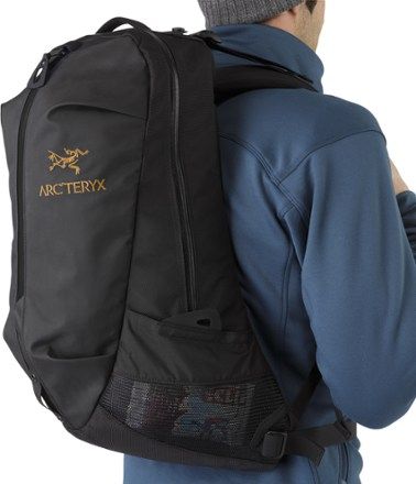 Arc'teryx Arro 22 Pack Black Violet Wine Arcteryx Bag, Commuter Style, Commuter Backpack, Urban Commuter, Bags Aesthetic, North Face Backpack, Outdoor Brands, Rei Co-op, Black Backpack