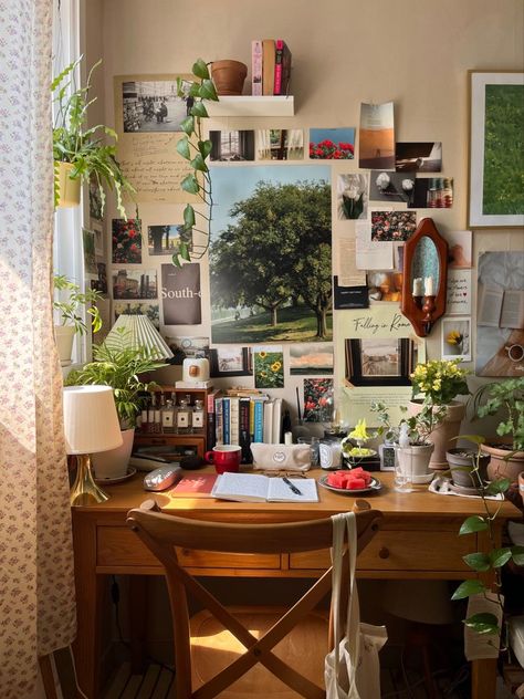 Dorm With Plants, Desk With Cork Board, Granola Room Decor, Wall Above Desk, 1950s Aesthetic Home, Artist Bedroom Aesthetic, Room With Posters, Apartment Desk, Rum Inspo